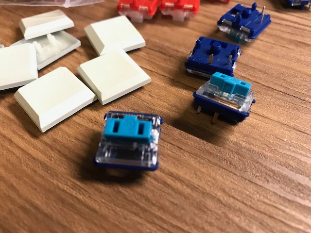 Switches und Keycaps von keycapsss.com